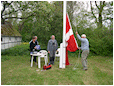 Hestebedg�rd - flagstangen rejses 14. maj 2011