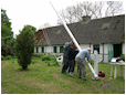 Hestebedg�rd - flagstangen rejses 14. maj 2011