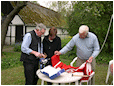 Hestebedg�rd - flagstangen rejses 14. maj 2011